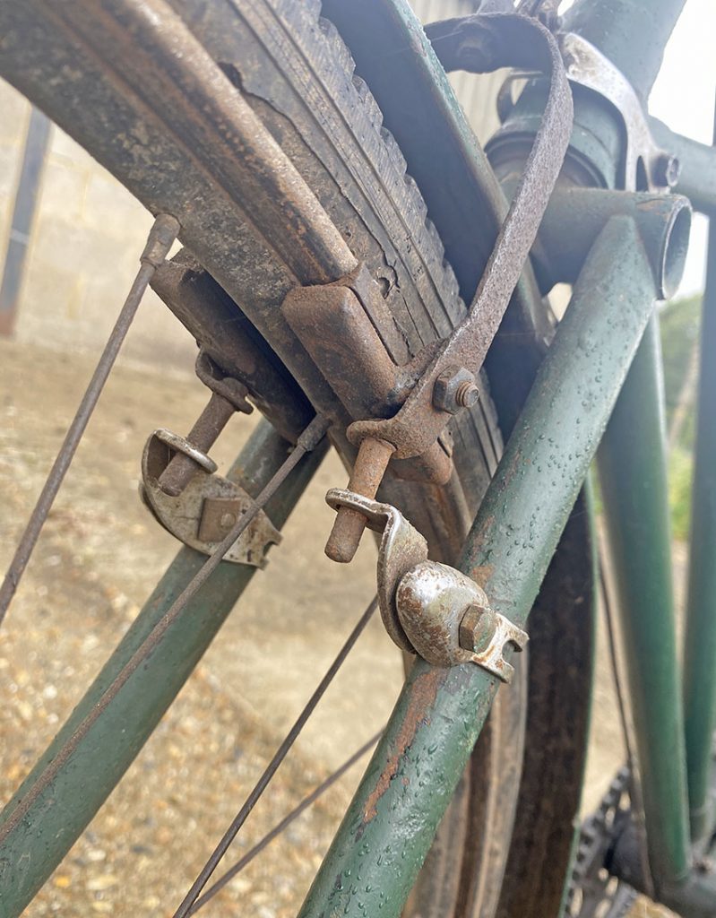 Bonhams : A 1930s Raleigh 'Superbe' Gentleman's X-frame bicycle Bonhams : A 1930s Raleigh 'Superbe' Gentleman's X-frame bicycle